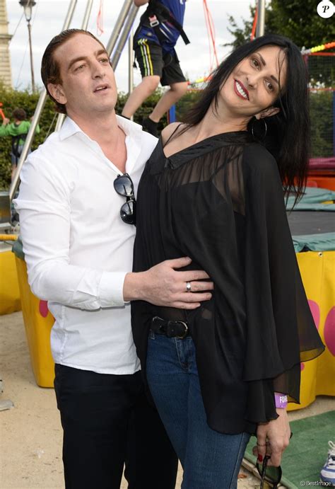 En gros, après avoir passé quelques appels et envoyé quelques textos à alors que le fils de la chanteuse va réaliser un film sur sa vie, et qu'il va épouser sylvie, la future. Ludovic Chancel (le fils de Sheila) et sa compagne Sylvie ...