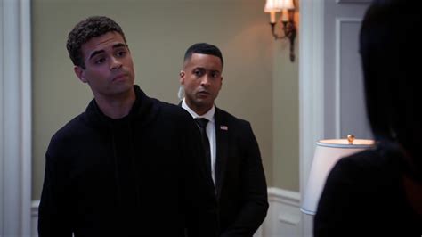 ausCAPS: Daniel Croix Henderson shirtless in The Oval 3-10 "Checkmate"