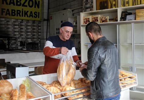 Sivas ta ekmeği ucuz satan esnaf tehdit alıyor