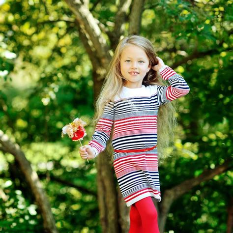 Śliczna Mała Dziewczynka Pozuje W Lato Zieleni Parku Portret Obraz Stock Obraz Złożonej Z