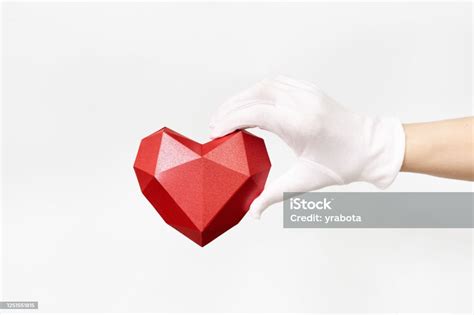 흰색 배경에 빨간 마음을 들고 손 힐트 케어 사랑 개념 세계 건강의 날 세계 심장의 날을 위한 이미지 장갑에 대한 스톡 사진 및 기타 이미지 Istock