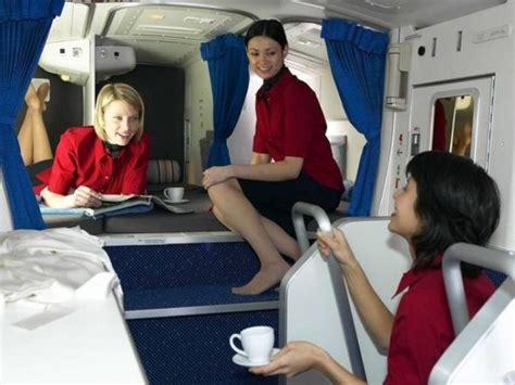 14 fotos reveladoras mostrando como os comissários de bordo descansam