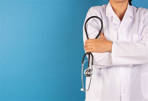 Doctor With A Stethoscope On Blue Background Creative Commons Bilder