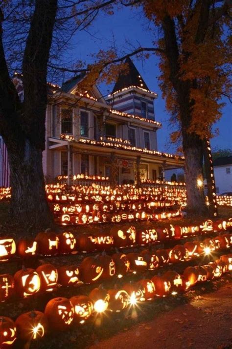 20 Halloween Houses That Totally Nailed It Halloween House Pumpkin