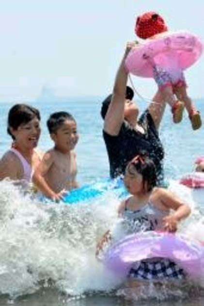 海開きした勿来海水浴場で遊ぶ親子連れ＝14日、福島県いわき市 福島・いわき市で海開き 放射線量を毎日掲示 写真・画像12｜【西