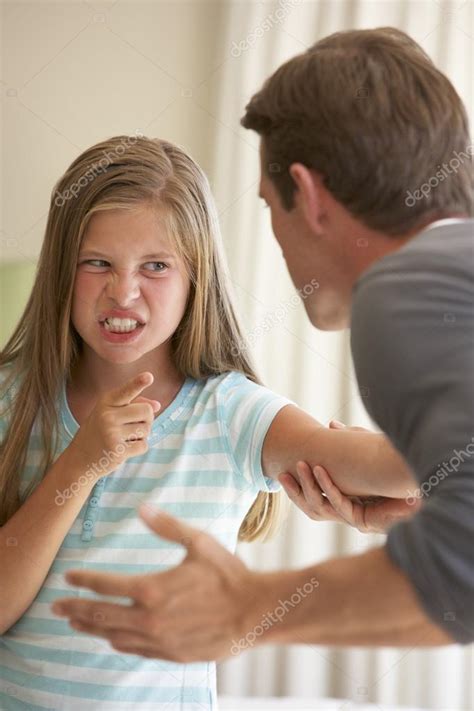 Padre Diciendo Off Hija En Casa — Foto De Stock © Monkeybusiness 102679224