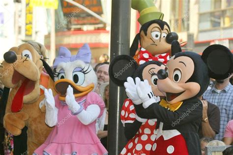Plutón Daisy Duck Minnie Mouse Mickey Mouse Y Goofy Ayudan A Donald
