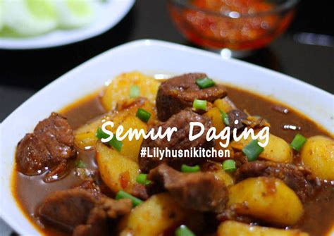 Langkah pertama, rebus daging sampai empuk. Resep Semur Daging sapi oleh Lilyhusnikitchen - Cookpad