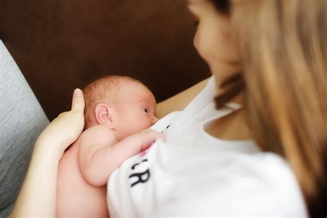 Cerca De La Madre Amamantando Al Bebé Recién Nacido Foto Premium