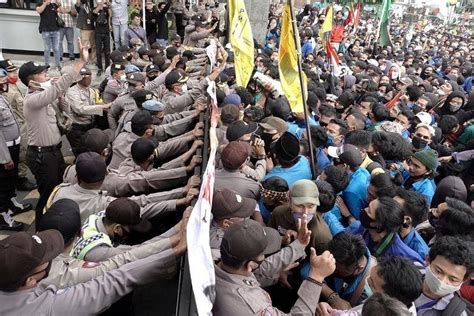 Indonesia Police Arrest Hundreds As Protests Continue Over New Labour Law The Straits Times