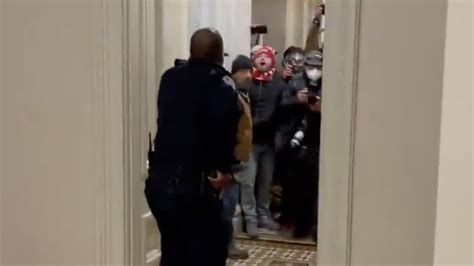 Eugene goodman warned mitt romney to run from rioters, unseen security video from capitol shows. Asalto al Capitolio: qué hizo el agente Eugene Goodman ...