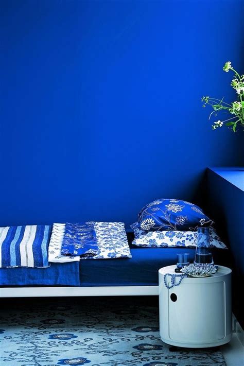 Modern, cobalt blue bedroom with double bed, gray bedding, carpet and window. Pin by Mad on Azul Cobalto | Cobalt blue bedrooms, Blue ...