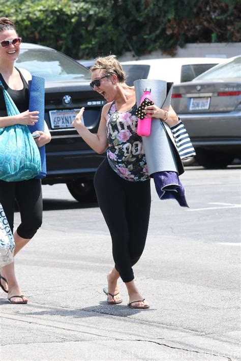Kaley Cuoco Candid Feet And Ass In Leggings And Flip Flops