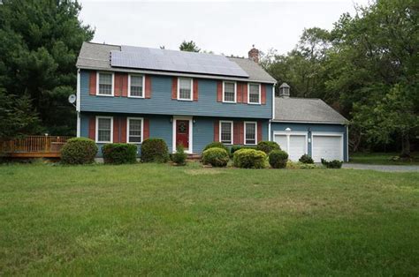 10 Deerfield Rd Medway Ma 02053 Mls 71873649 Redfin