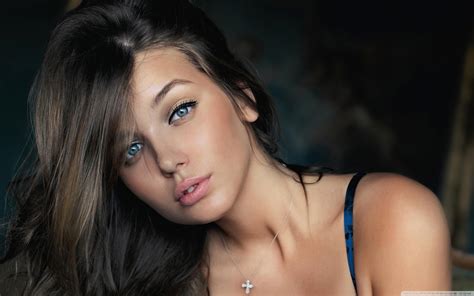 Cute Brunette Wallpaper 2560x1600 26028