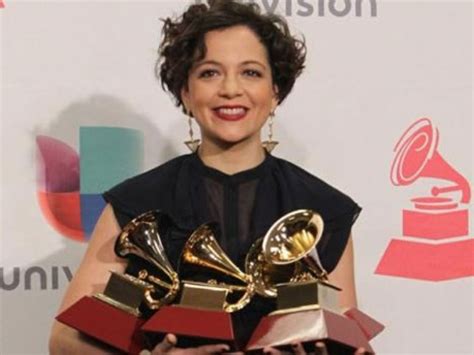 Natalia Lafourcade La Más Premiada De Los Grammy Latinos 2015 Televisión