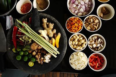 Bumbu masakan indonesia sederhana dan bagaimana cara membuat masakan sayuran yang enak, bisa bunda pelajari secara lengkap di aneka resep sayuran tradisional dengan bahan bahan murah dan petunjuk lengkap cara bikin sayuran harian keluarga. Teknik Menghaluskan Bumbu Resep Masakan Padang | Resep ...