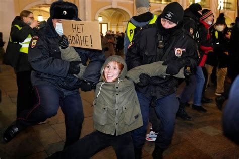 Photos Hundreds Arrested As Russians Protest Invasion Of Ukraine Russia Ukraine War News Al