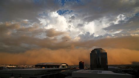 Massive dust storm sweeps through Phoenix
