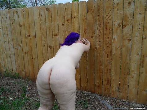 Mein Mollige Freundin Tina Posiert Nackt Im Garten Nackte Frauen Bilder