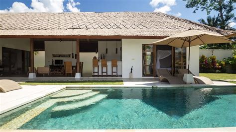 Resort with best beachfront access and amazing views of the sea. Villa Candi Kecil Tujuh - Alquiler de casa en Bali, Centro ...