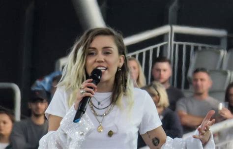 Des Hackers Dévoilent Des Photos Intimes De Miley Cyrus Kristen
