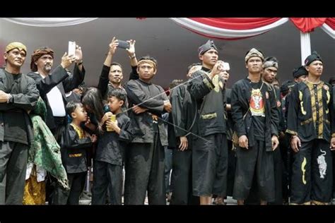 5 Pakaian Adat Sunda Jawa Barat Memiliki Ciri Khas Dailysia