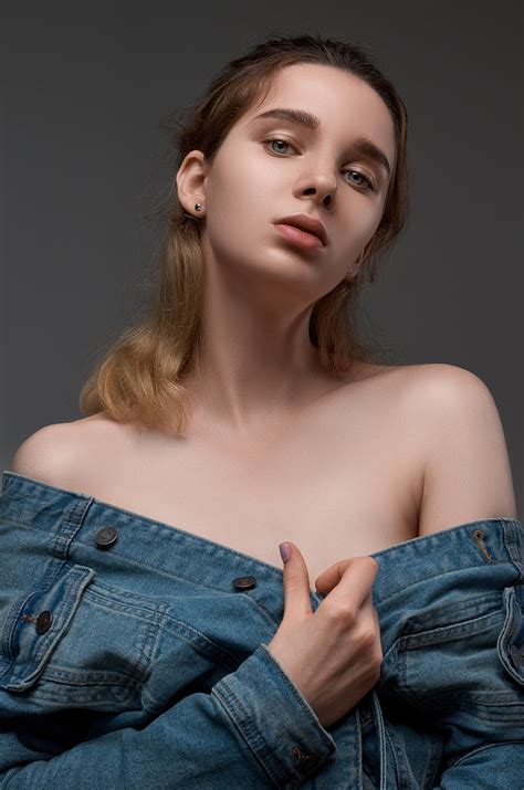 Potret Bahu Telanjang Wanita Model Artemy Mostovoy Jaket Jean