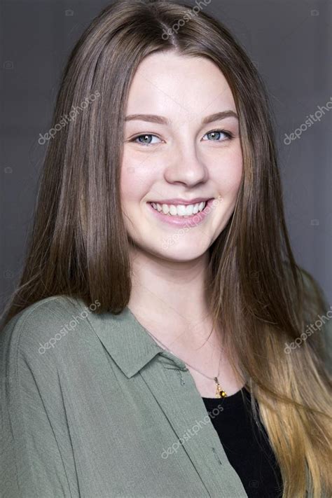 Hermosa Chica Adolescente — Foto De Stock © Dglimages 86159566