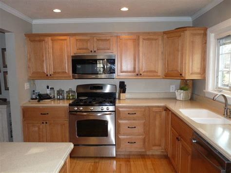 What backsplaches go with maple cabinets / love this backsplash | hickory kitchen cabinets, rustic. example of honey maple cabinets with Benjamin Moore Revere ...