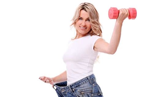 Pria lebih banyak memiliki massa otot dibandingkan wanita, sedangkan wanita lebih banyak memiliki komposisi lemak dalam tubuh. 4 Kiat Menjaga Berat Badan Ideal Wanita saat Memasuki ...