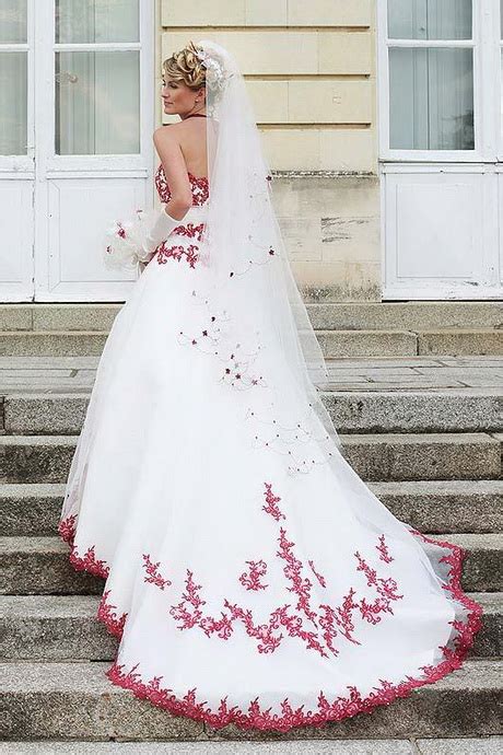 Cette année, la plus grande tendance pour des robe de mariée sur goodrobe.fr est un style somptueux qui met en valeur votre charme et beauté. Robe de mariee rouge et blanc