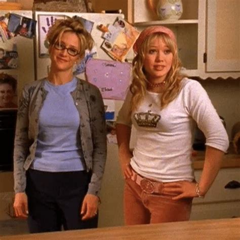 20 of the most iconic fashion moments from lizzie mcguire lizzie mcguire hilary duff ideias