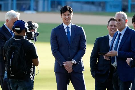 Shohei Ohtani Reveals Dogs Name At Dodgers Introduction Decoy The
