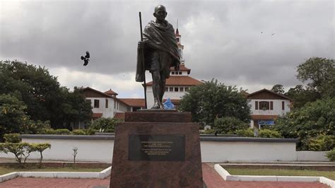 una universidad de ghana retira una estatua de gandhi por considerarlo racista