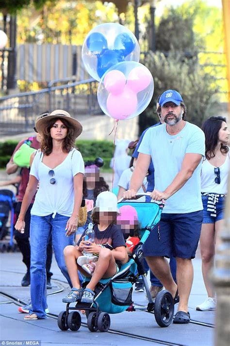 Penelope Cruz And Javier Bardem Have Fun At Disneyland Daily Mail Online