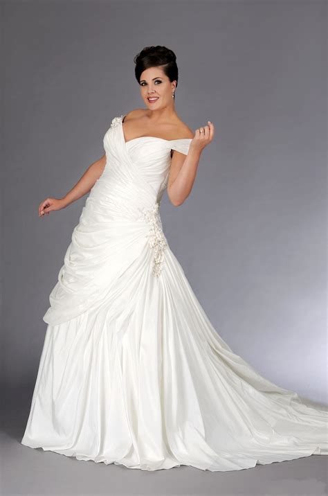 plus size wedding dresses beautiful looks for women with curves ohh my my