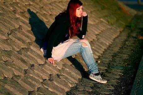 Фото Девушка сидит на крыше Картинка - Фото Девушка сидит на крыше