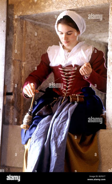 Reconstrucción Histórica Tudor Lady mujer spinning traje inglés del