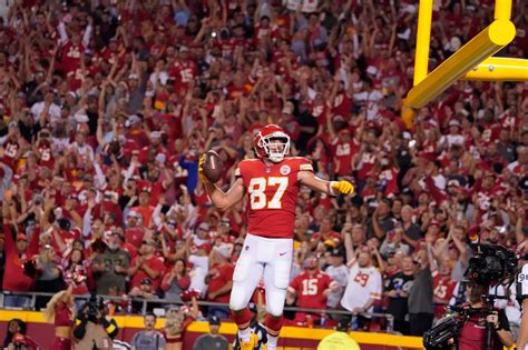 Travis Kelce Hauls In Four Touchdowns In Chiefs Win Over Raiders
