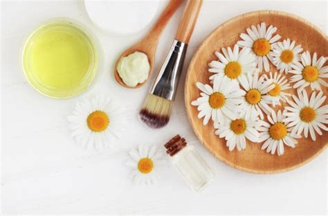 È possibile farlo con le mani, un vecchio spazzolino da denti, o anche un. Come tingere i capelli con colori naturali