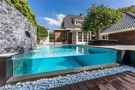 Beberapa tanaman hijau juga menghiasi area samping memberikan. 50 Desain Kolam Renang Minimalis Untuk Rumah Mewah ...