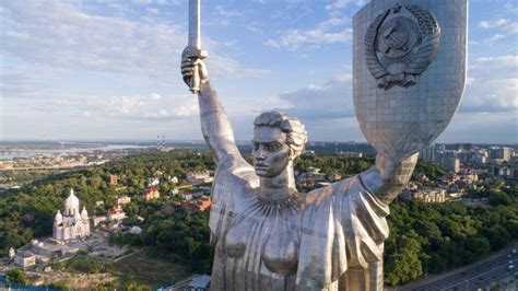 В Киеве декоммунизируют памятник 