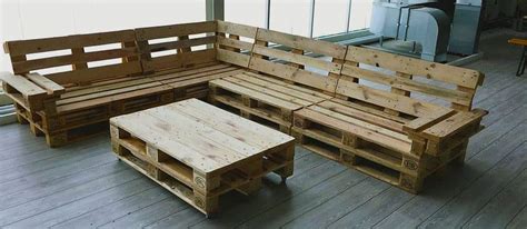Das wäre gar nicht so abwegig. Palettenmöbel selber bauen - Sitzecke mit Tisch | Bau- und Möbeltischlerei Wendt