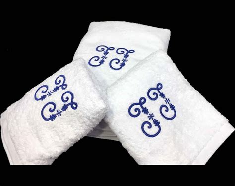 Siglas, acrónimos y otros juegos aprovechando las iniciales. Regalar juegos de toallas bordados con las iniciales de la ...
