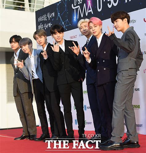 Tma 레드카펫 밟은 방탄소년단 시상식 참석해 기쁘고 영광 연예 기사 더팩트