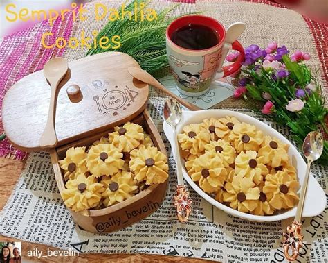 Masukkan bahan ke dalam plastik dan keluarkan dalam bentuk bunga mawar hingga semua loyang. Kumpulan Resep Kue Semprit jadul namun bikin kangen - Jalan dan Makan