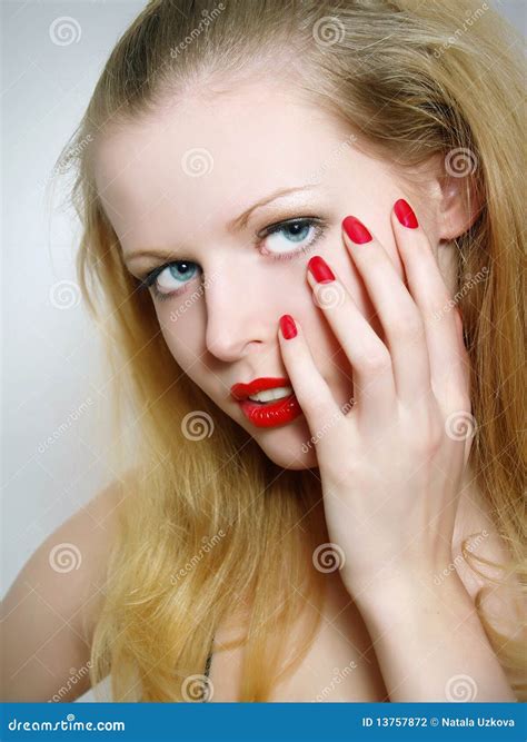 Het Portret Van De Close Up Van Sexy Kaukasische Jonge Vrouw Stock Foto Image Of Ogen Kijk