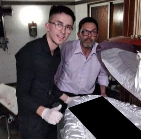 【画像あり】マラドーナの遺体とgoodサインで写真撮影した葬儀屋従業員解雇される Buzzbuzz Net