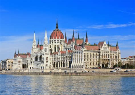Situation is dire, further restrictions needed. El Parlamento de Budapest en Hungría — Mi Viaje